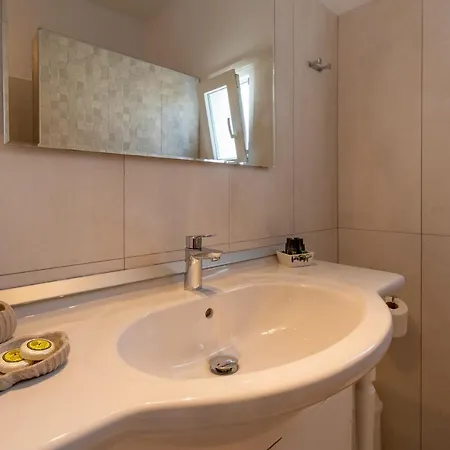 Gelos House 4* Ornósz